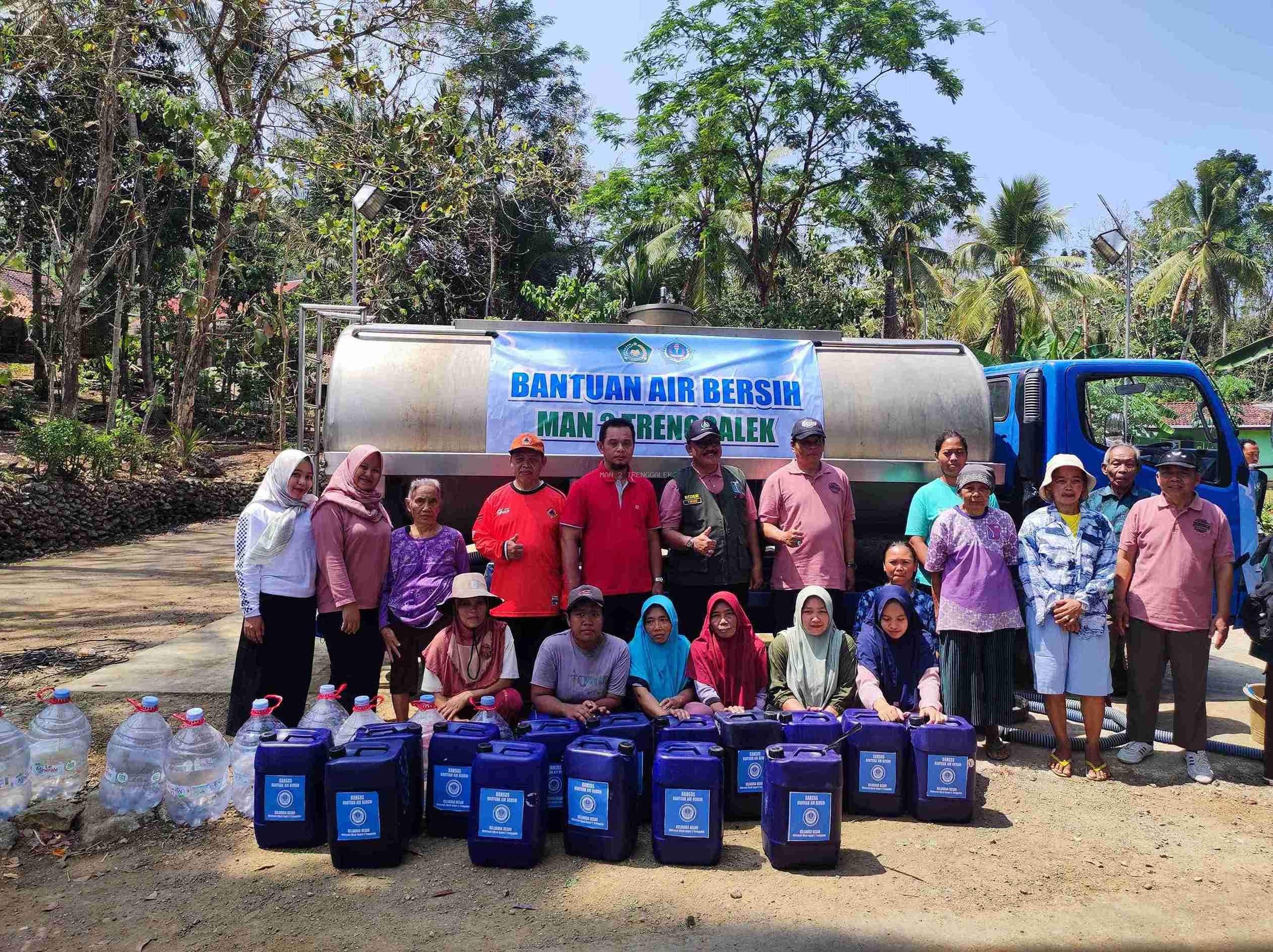 Kekeringan Semakin Meluas, MAN 2 Trenggalek Salurkan Bantuan Air Bersih Di Wilayah Desa Paling Terdampak Kekeringan Di Desa Besuki Kecamatan Panggul