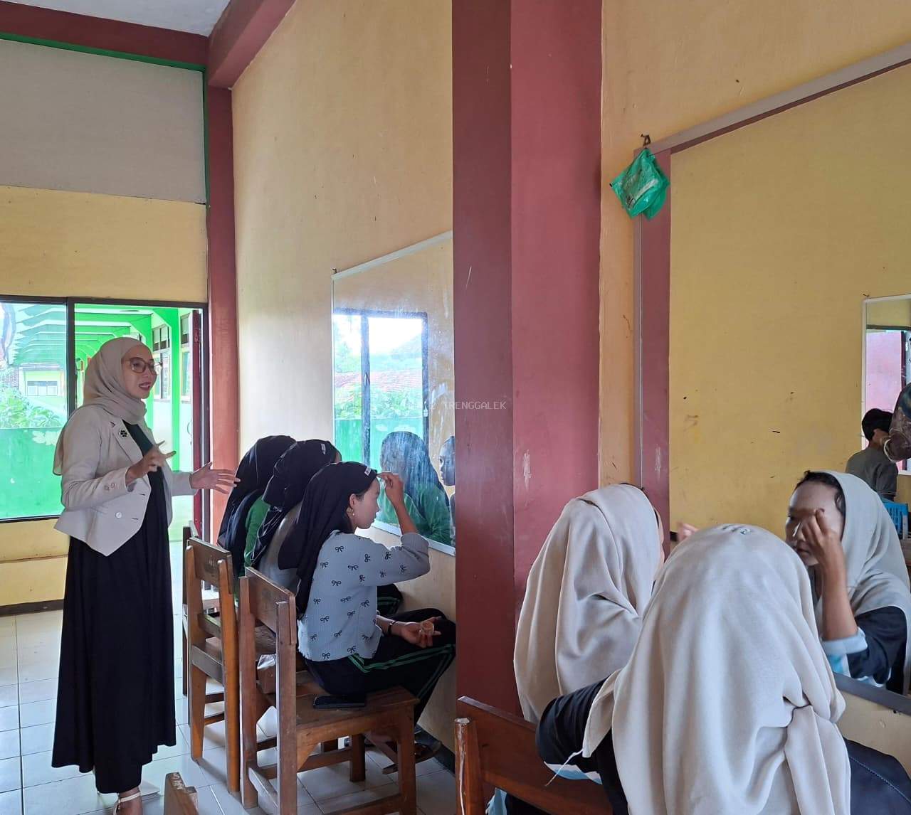 MAN 2 Trenggalek Selenggarakan Vokasi Tata Rias untuk Tingkatkan Lifeskill Siswa