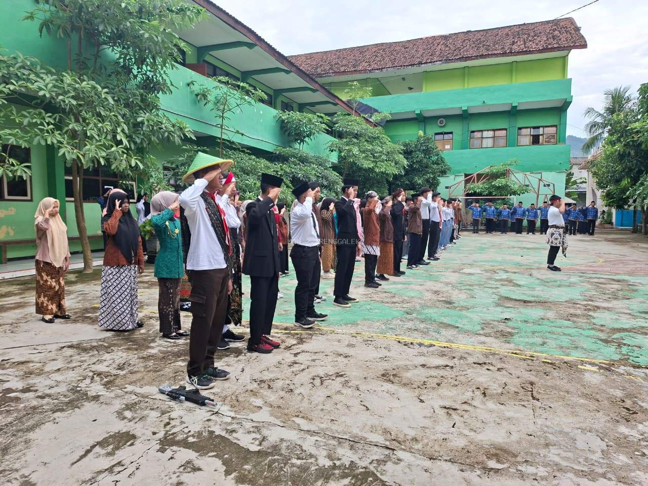 MAN 2 Trenggalek Peringati Hari Pahlawan dengan Upacara dan Lomba Memerankan Pahlawan
